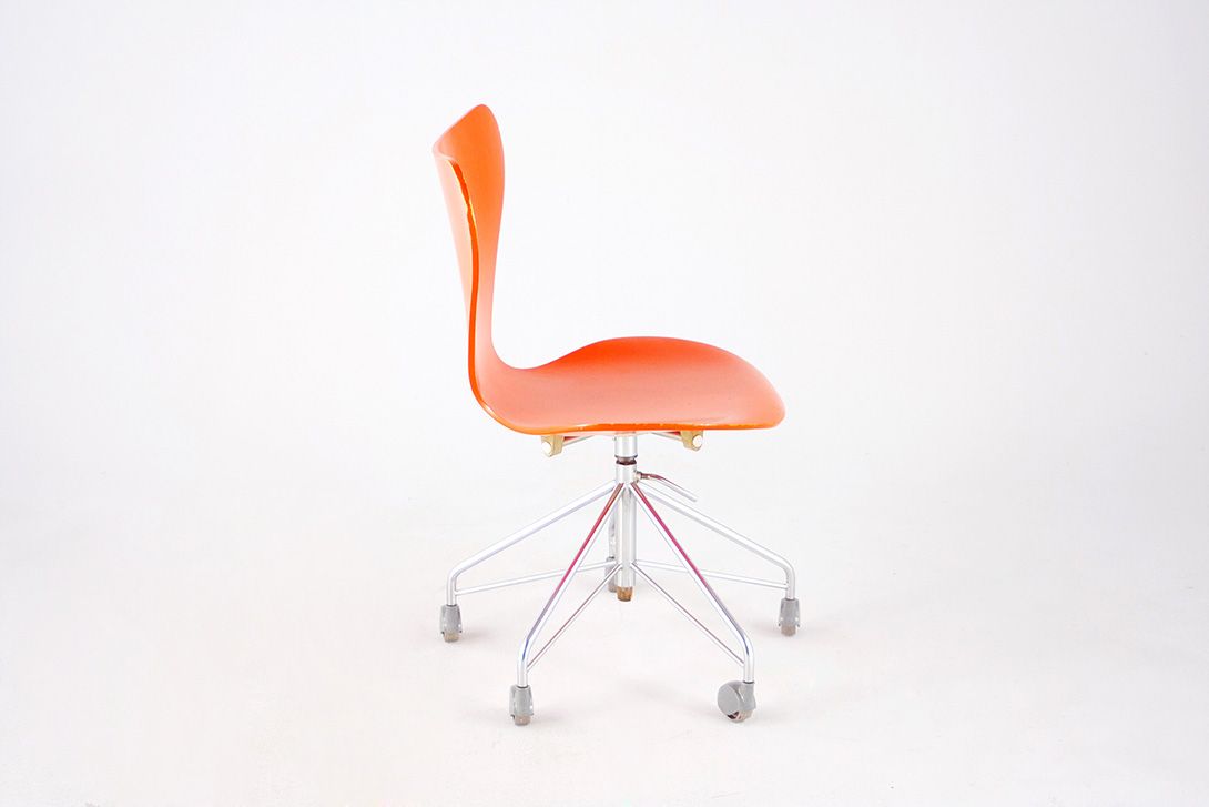 Foto Shiny Orange Jacobsen Chair 3107 with Swivel Base and Casters by Fritz Hansen