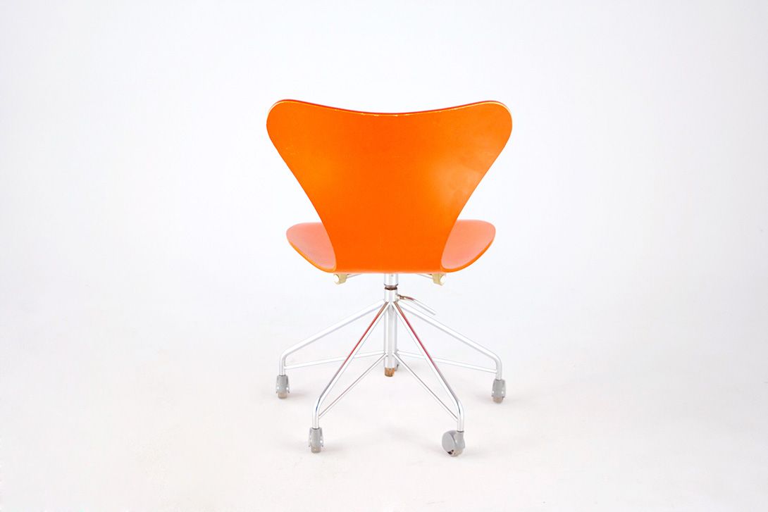 Foto Shiny Orange Jacobsen Chair 3107 with Swivel Base and Casters by Fritz Hansen