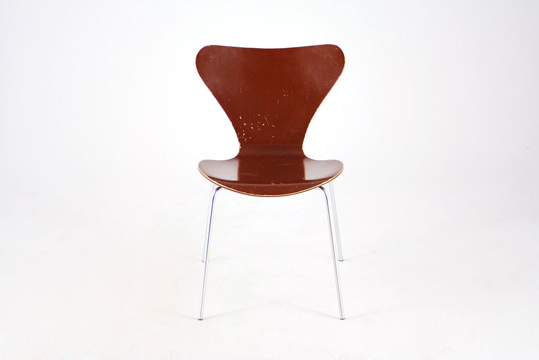 Foto Shiny Brown Jacobsen Stacking Chair 3107 by Fritz Hansen