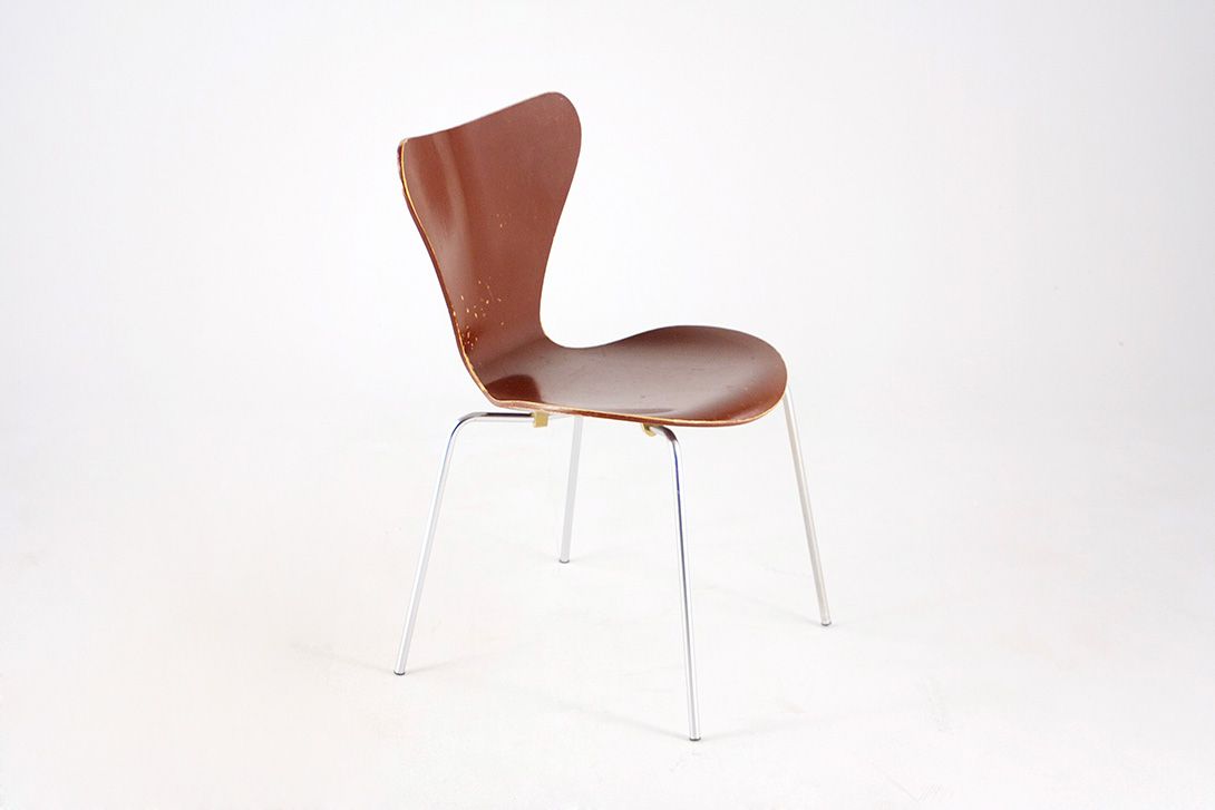 Foto Shiny Brown Jacobsen Stacking Chair 3107 by Fritz Hansen