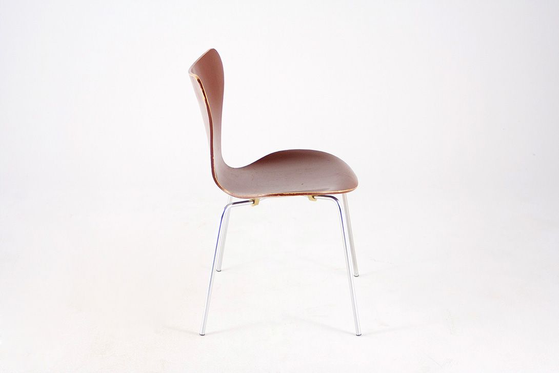 Foto Shiny Brown Jacobsen Stacking Chair 3107 by Fritz Hansen