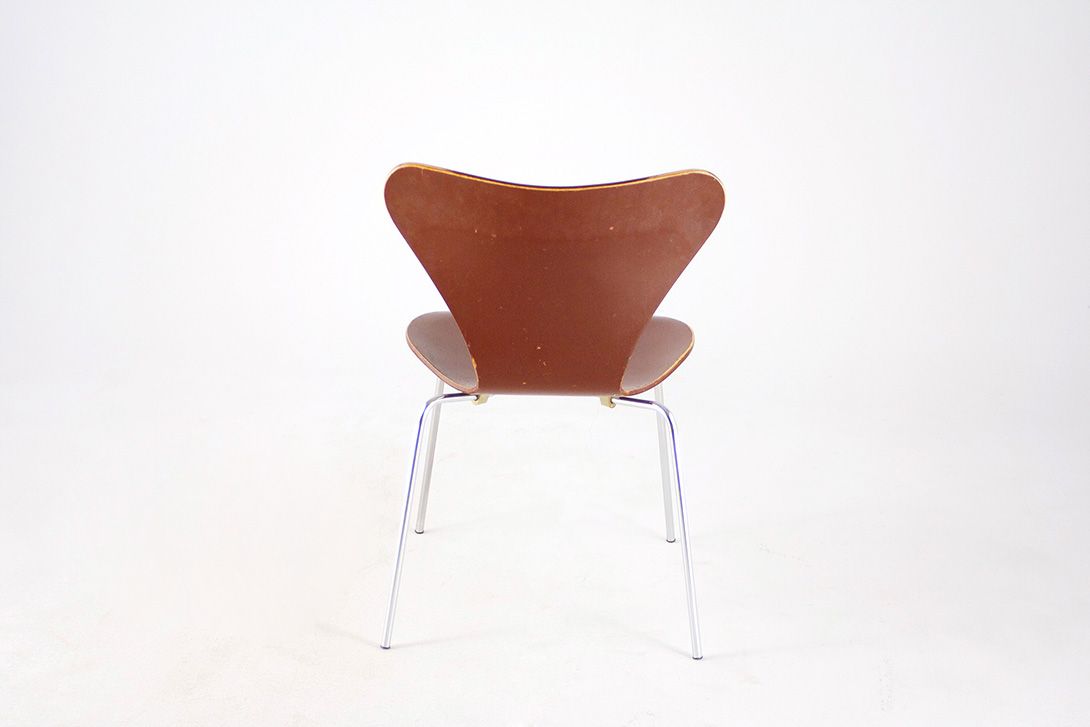 Foto Shiny Brown Jacobsen Stacking Chair 3107 by Fritz Hansen
