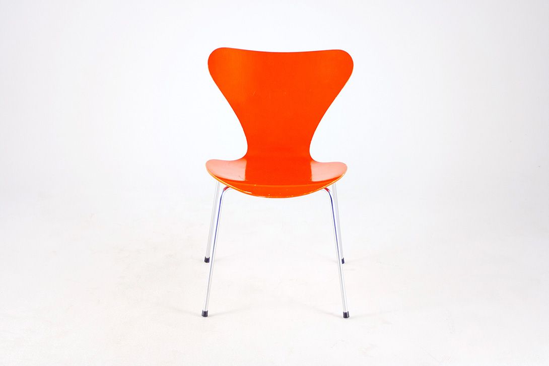Foto Shiny Orange Jacobsen Stacking Chair 3107 by Fritz Hansen