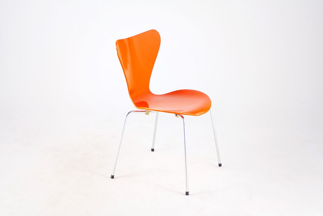 Foto Shiny Orange Jacobsen Stacking Chair 3107 by Fritz Hansen