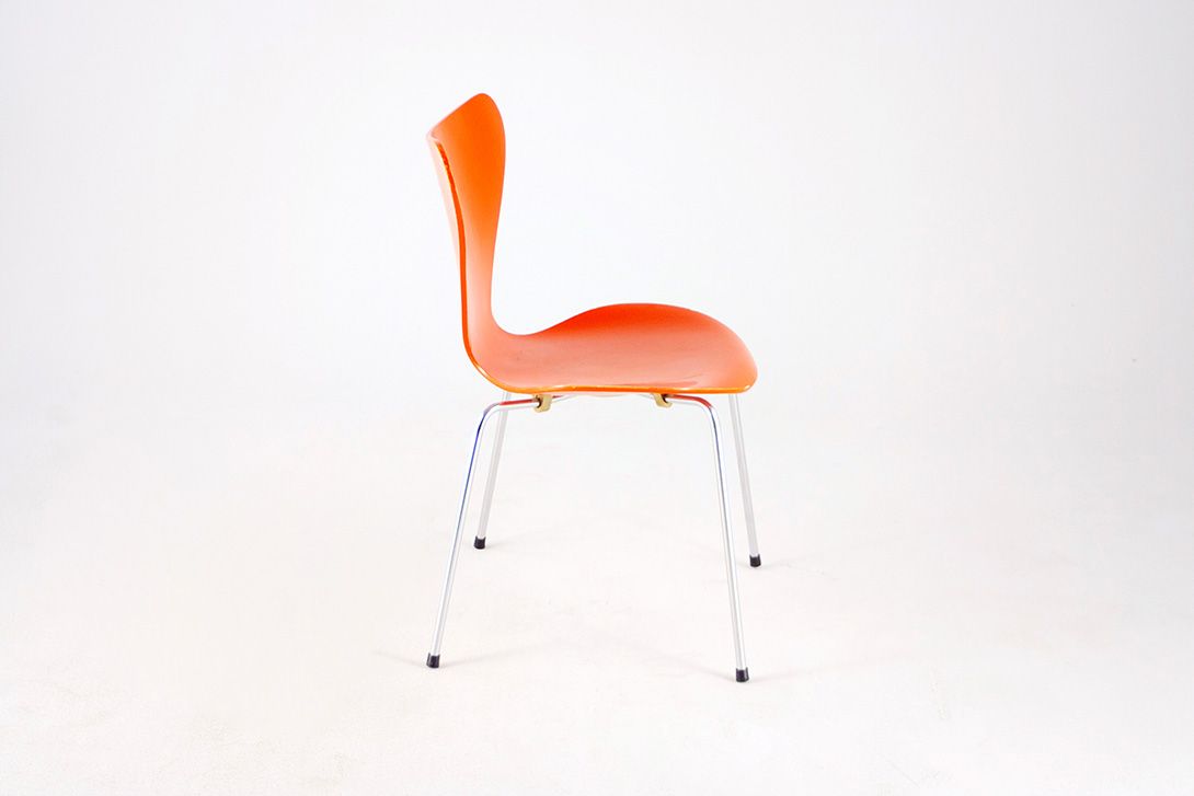Foto Shiny Orange Jacobsen Stacking Chair 3107 by Fritz Hansen