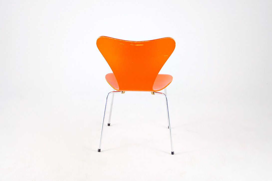 Foto Shiny Orange Jacobsen Stacking Chair 3107 by Fritz Hansen