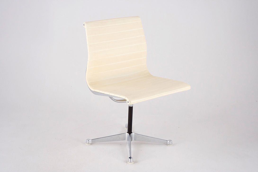 Foto Cream White Eames Sky Leather Aluminum Chair EA105