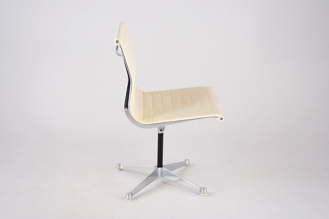Foto Cream White Eames Sky Leather Aluminum Chair EA105
