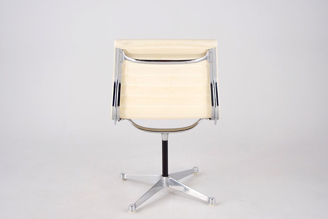 Foto Cream White Eames Sky Leather Aluminum Chair EA105