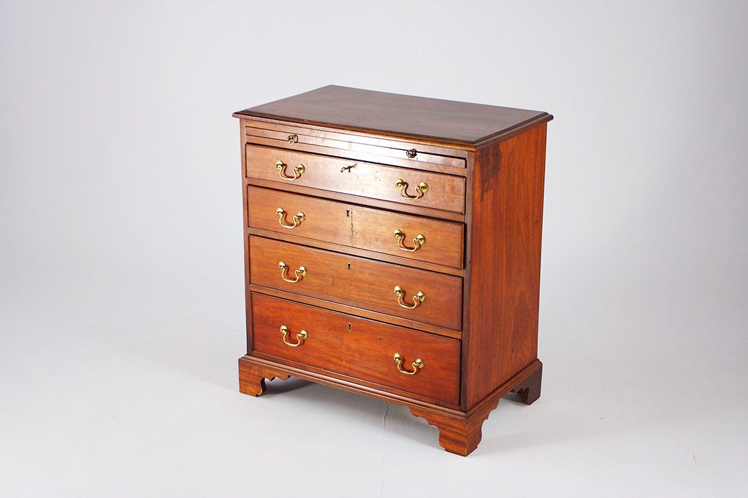 Foto Classicism Wooden Dresser
