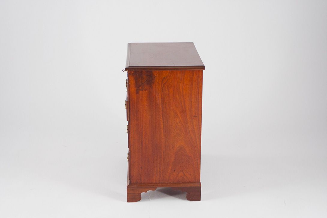 Foto Classicism Wooden Dresser