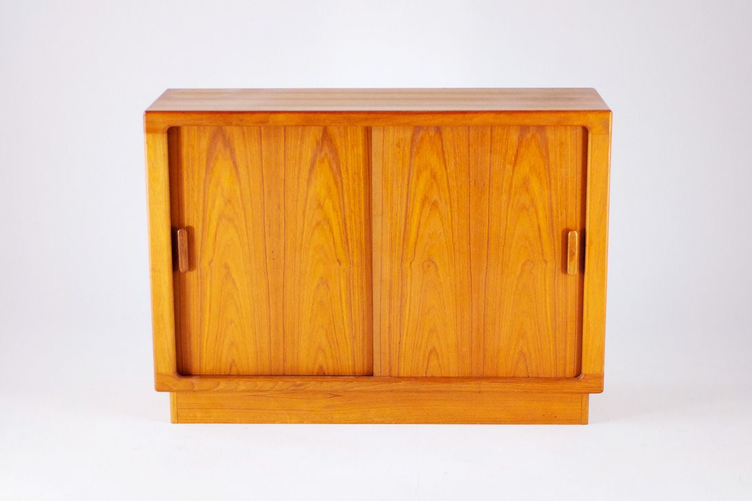 Foto Small Danish Teak Cupboard 1970 w117