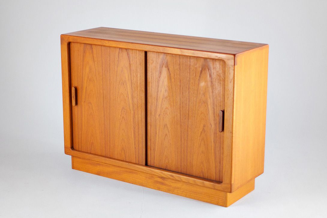 Foto Small Danish Teak Cupboard 1970 w117