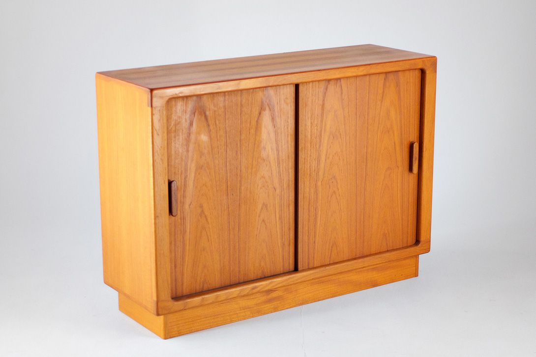 Foto Small Danish Teak Cupboard 1970 w117