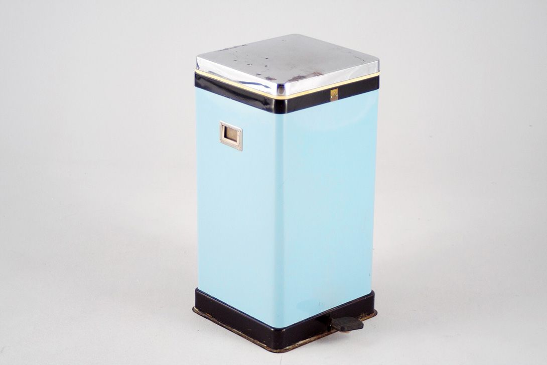 Foto Charming 50&#8217;s Sky Blue Metal Wastebin / Pedal Bin