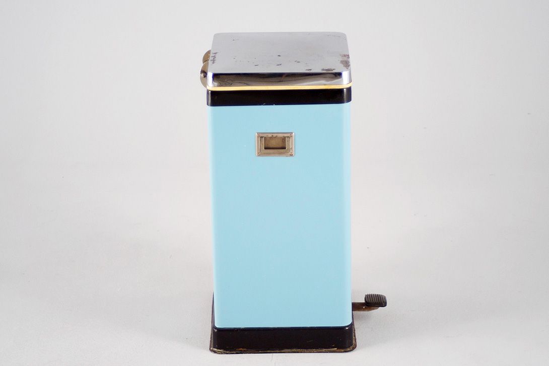 Foto Charming 50&#8217;s Sky Blue Metal Wastebin / Pedal Bin
