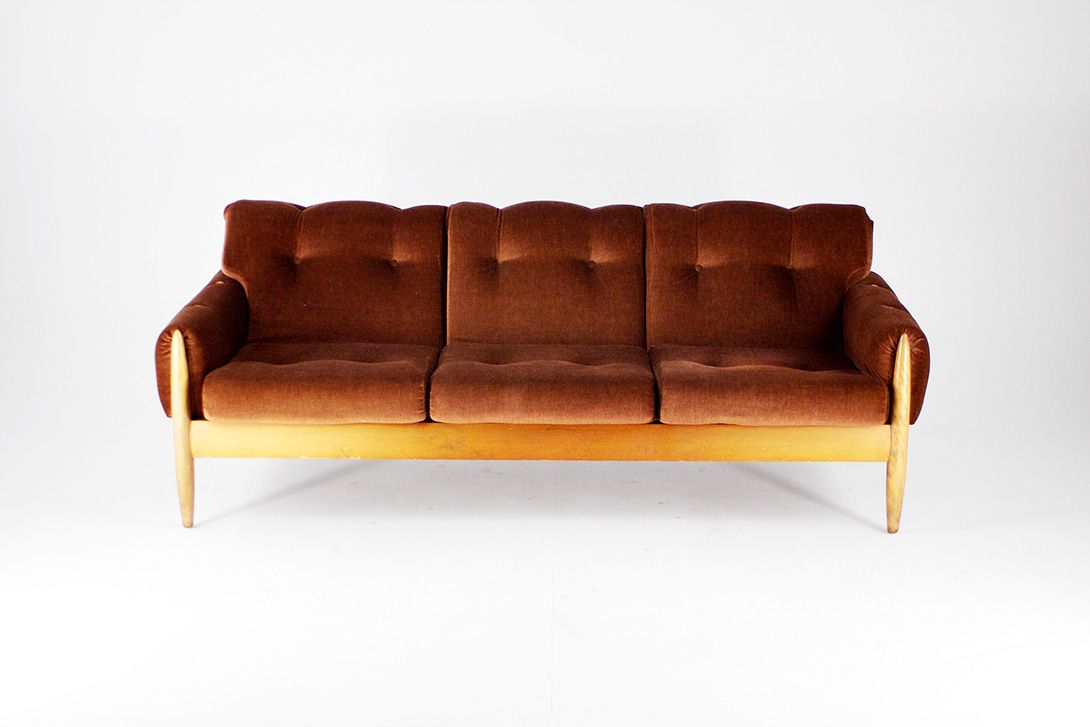 Foto Brazilian Gold Velvet Sofa 1971