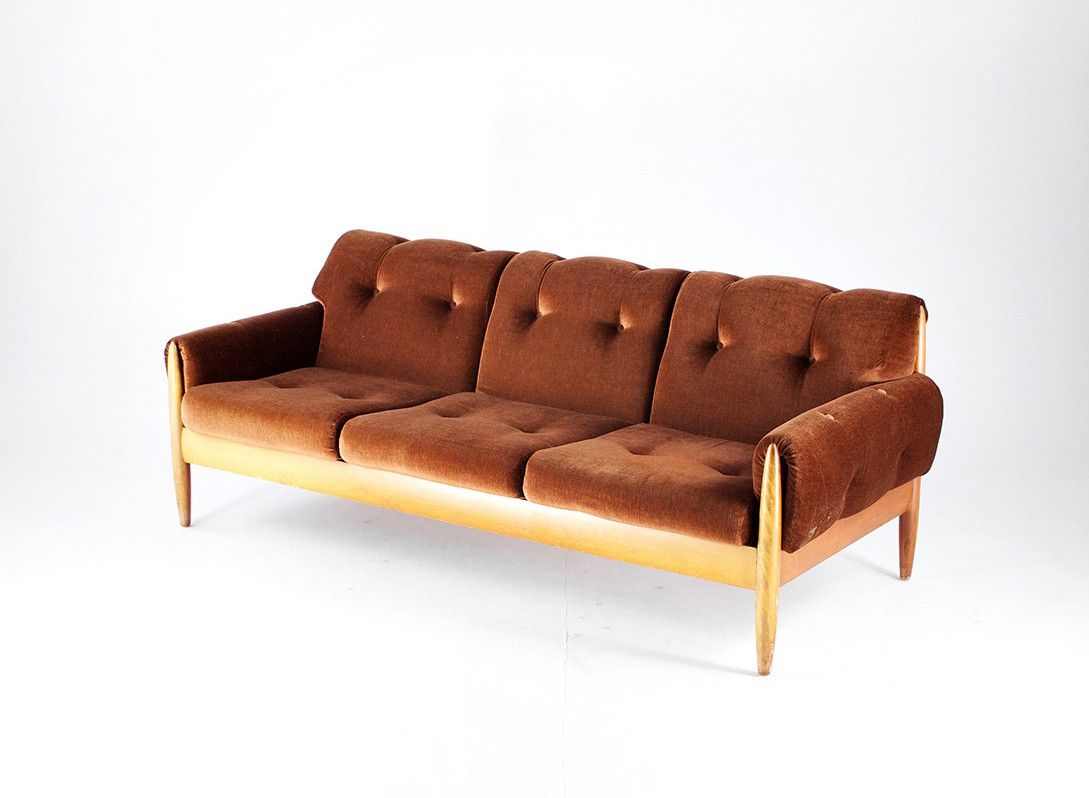 Foto Brazilian Gold Velvet Sofa 1971