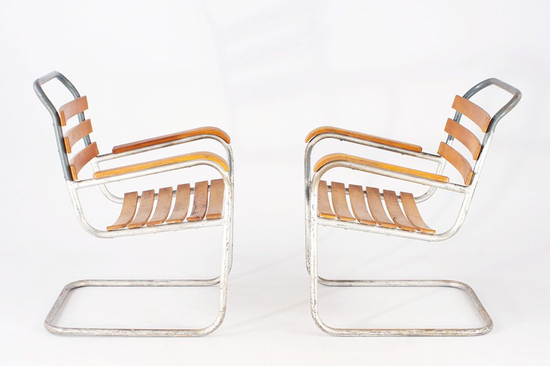 Foto Bauhaus Steel Tube Armchair with Wooden Slat Backrest and Seat