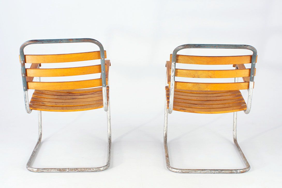 Foto Bauhaus Steel Tube Armchair with Wooden Slat Backrest and Seat