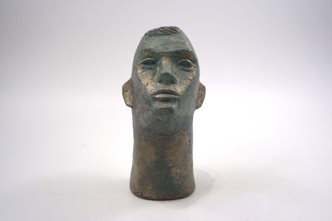 Foto Bronze Sculpture, Man&#8217;s Head with Raised Chin