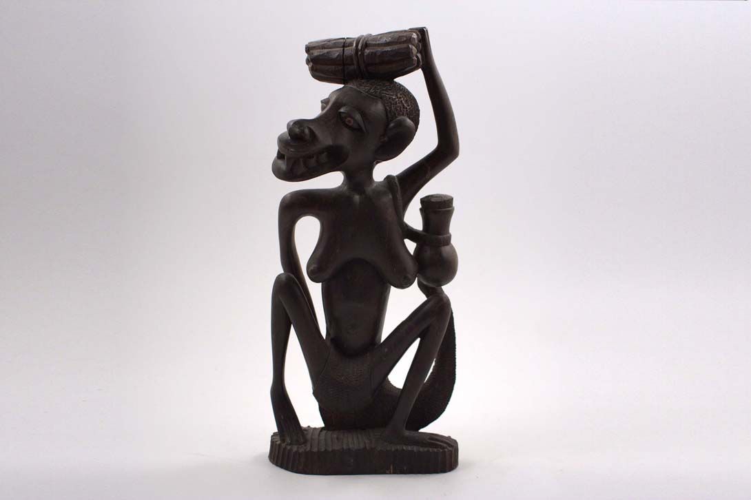 Foto Expressive African Sculpture / Sitting Female Figure With Tail