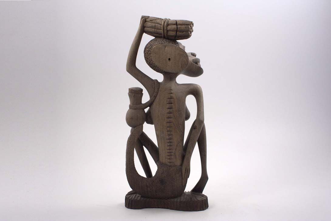 Foto Expressive African Sculpture / Sitting Female Figure With Tail