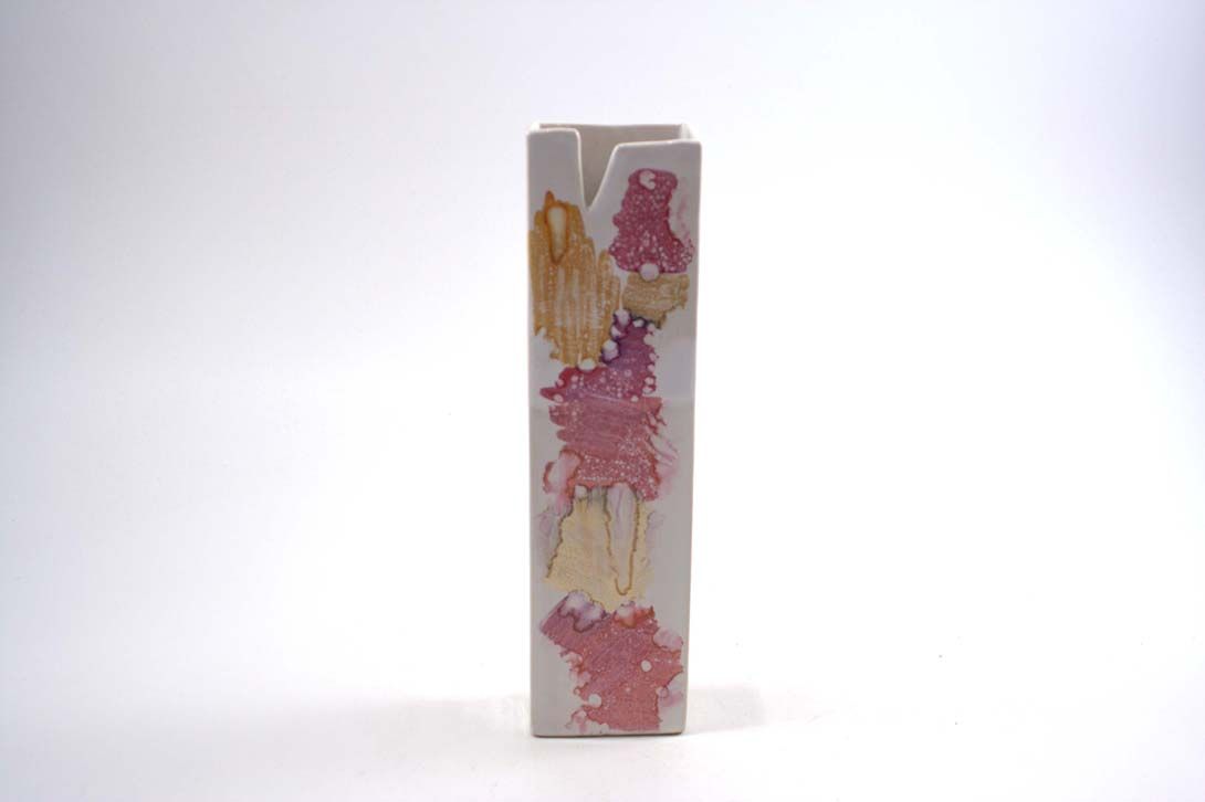 Foto Angular &#038; Curved Ceramic Vase, White/Purple/Yellow
