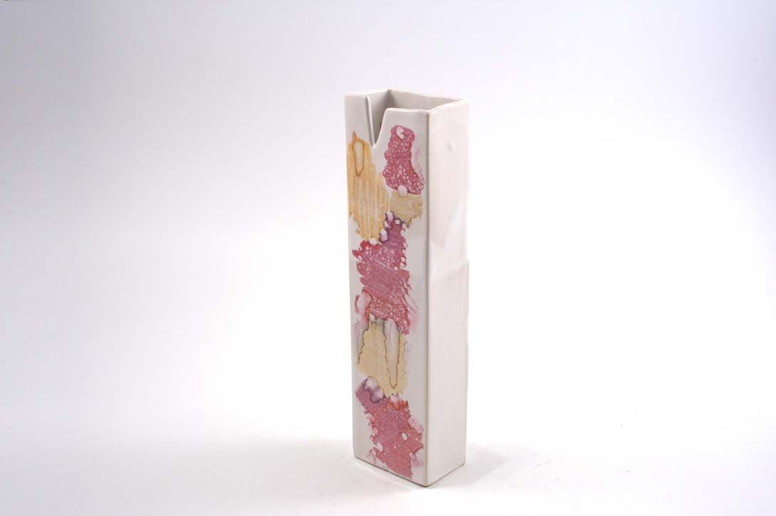 Foto Angular &#038; Curved Ceramic Vase, White/Purple/Yellow