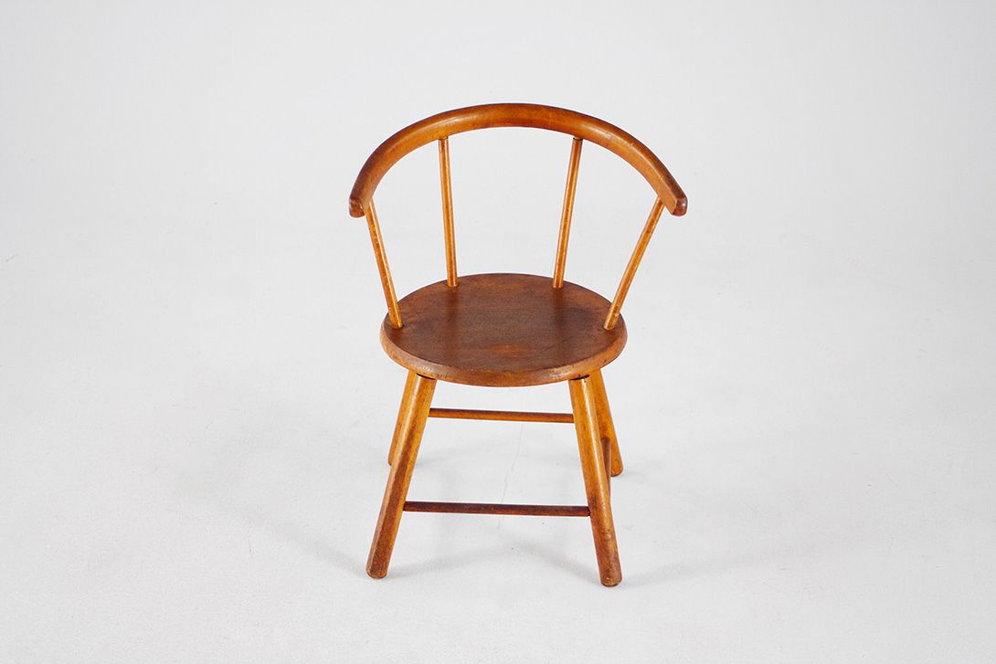 Foto Smooth and Plain Shaped Wooden Children&#8217;s Chair, Light and Airy Construction *