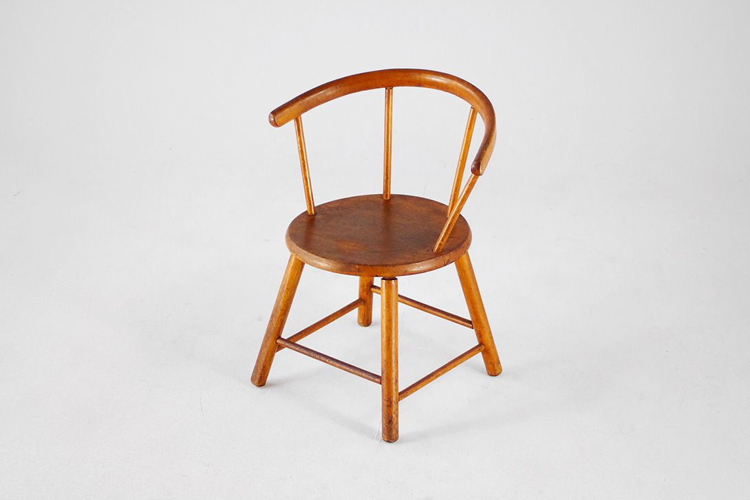 Foto Smooth and Plain Shaped Wooden Children&#8217;s Chair, Light and Airy Construction *