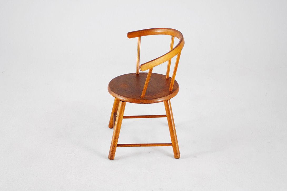 Foto Smooth and Plain Shaped Wooden Children&#8217;s Chair, Light and Airy Construction *