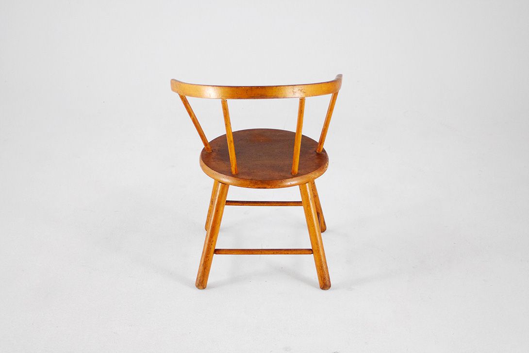 Foto Smooth and Plain Shaped Wooden Children&#8217;s Chair, Light and Airy Construction *