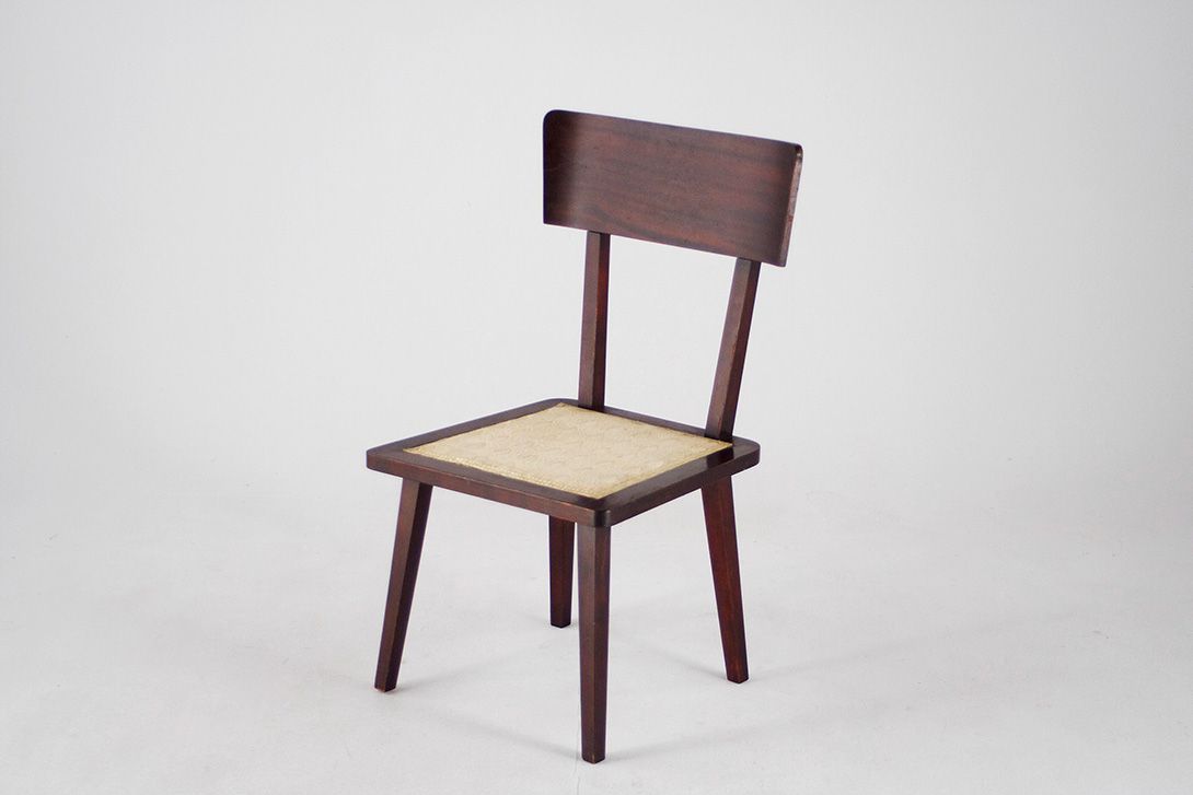 Foto Dark Brown Sidechairs with White Seating