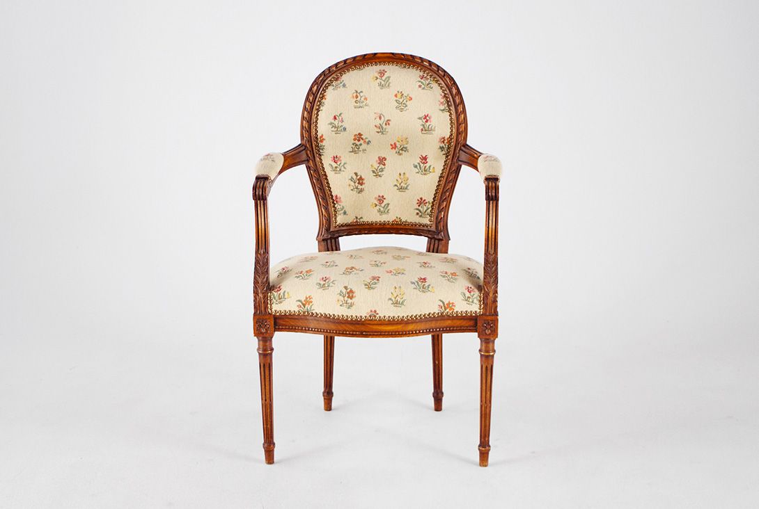 Foto German Historism Wooden Armchair with Flower Pattern
