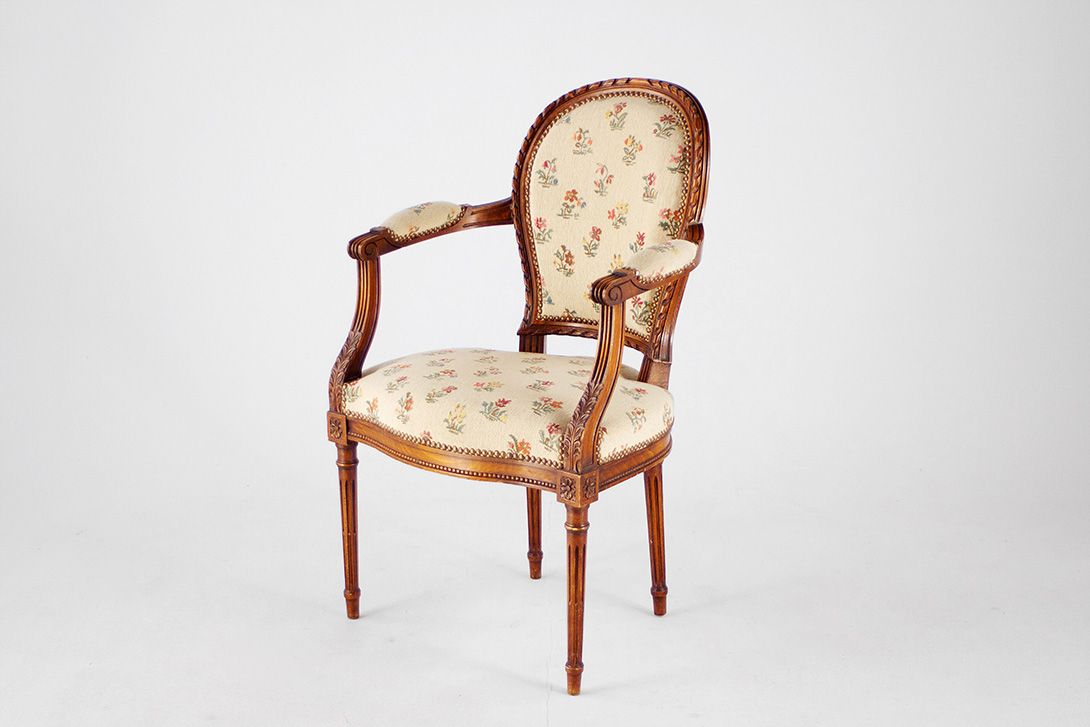 Foto German Historism Wooden Armchair with Flower Pattern