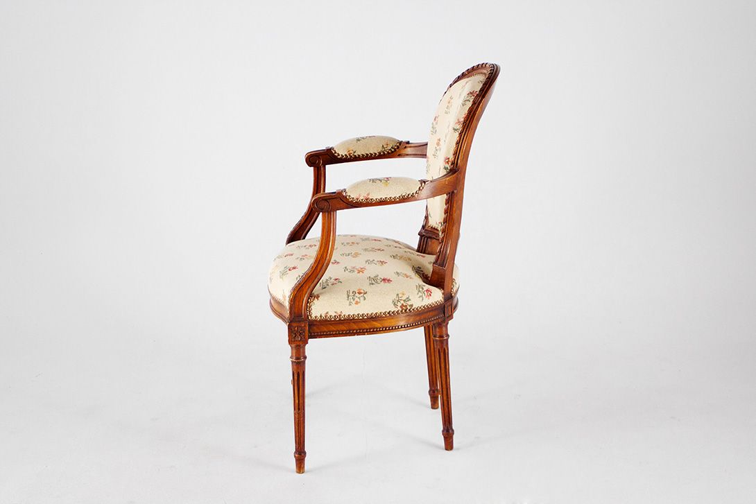 Foto German Historism Wooden Armchair with Flower Pattern