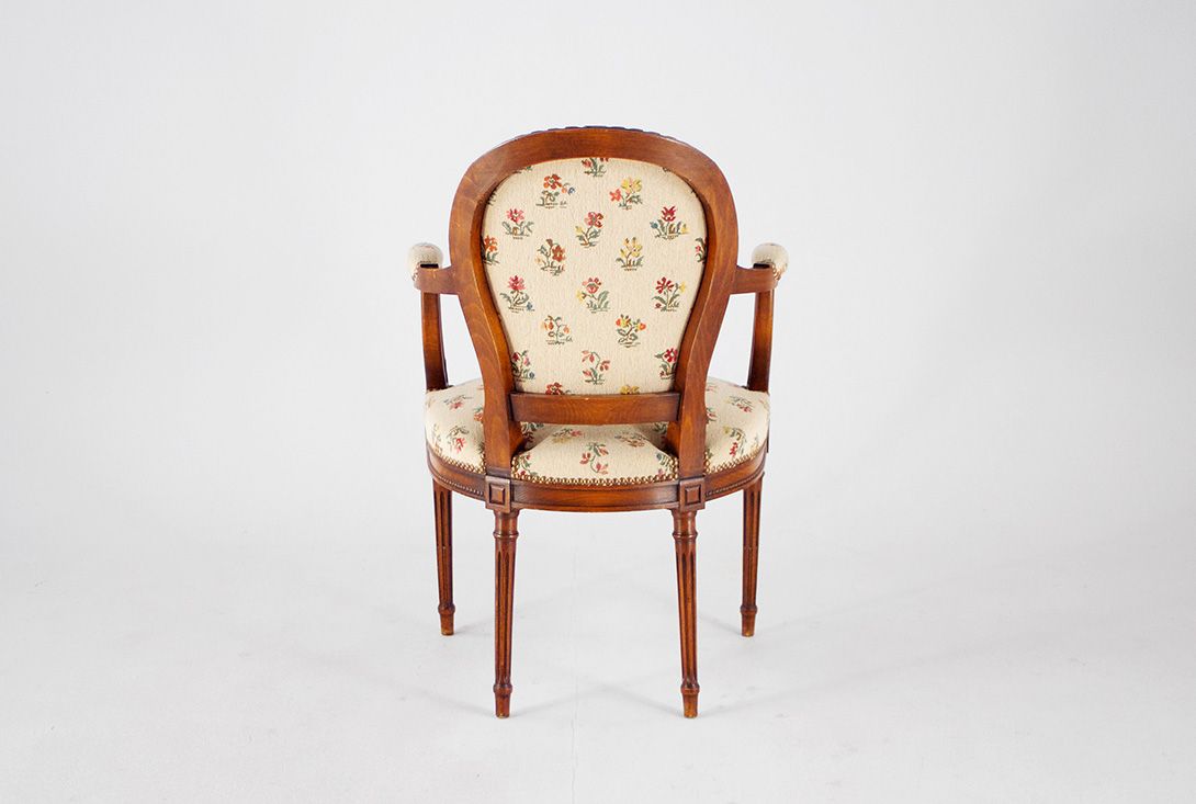 Foto German Historism Wooden Armchair with Flower Pattern