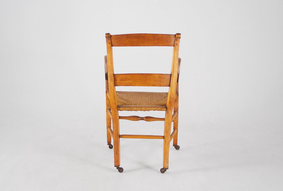 Foto English Wooden Armchair on Wheels