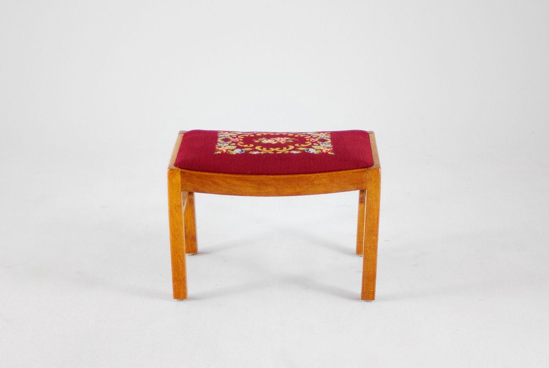Foto Wooden Stool with Embroidered Seating