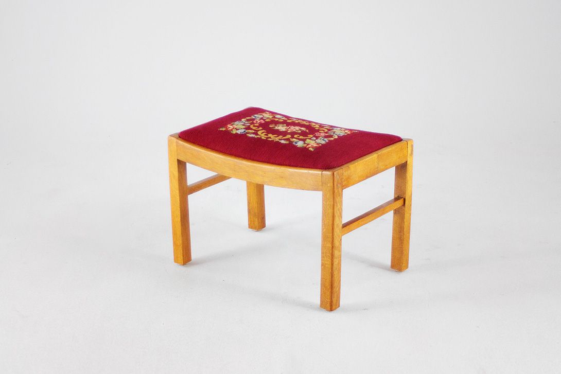 Foto Wooden Stool with Embroidered Seating
