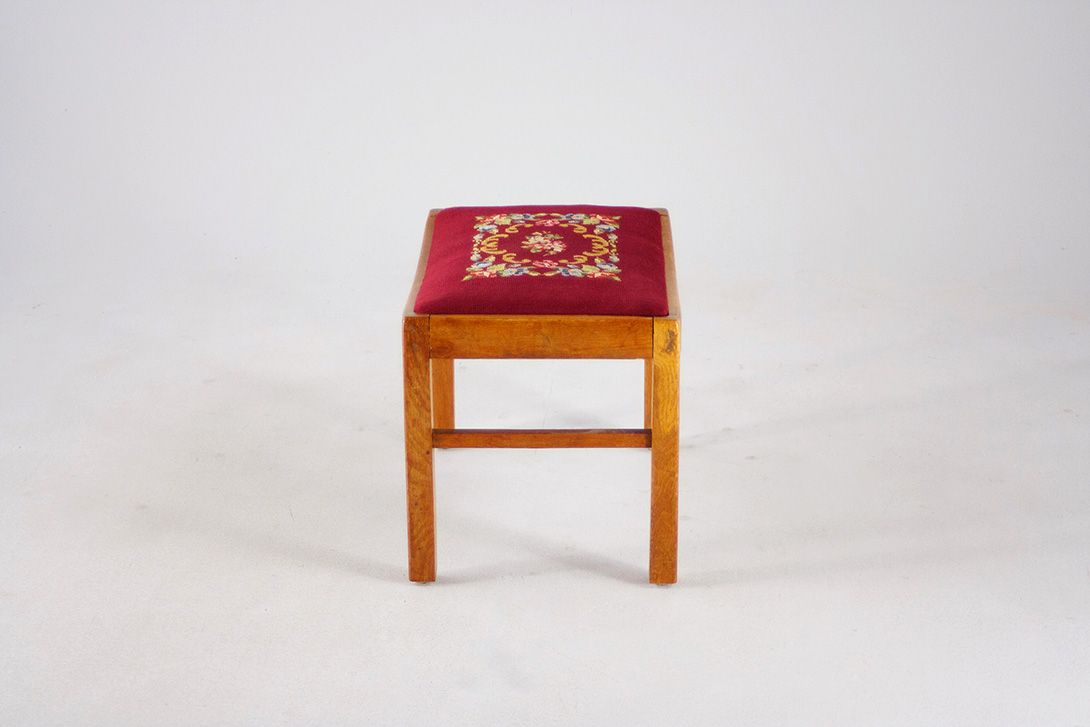 Foto Wooden Stool with Embroidered Seating