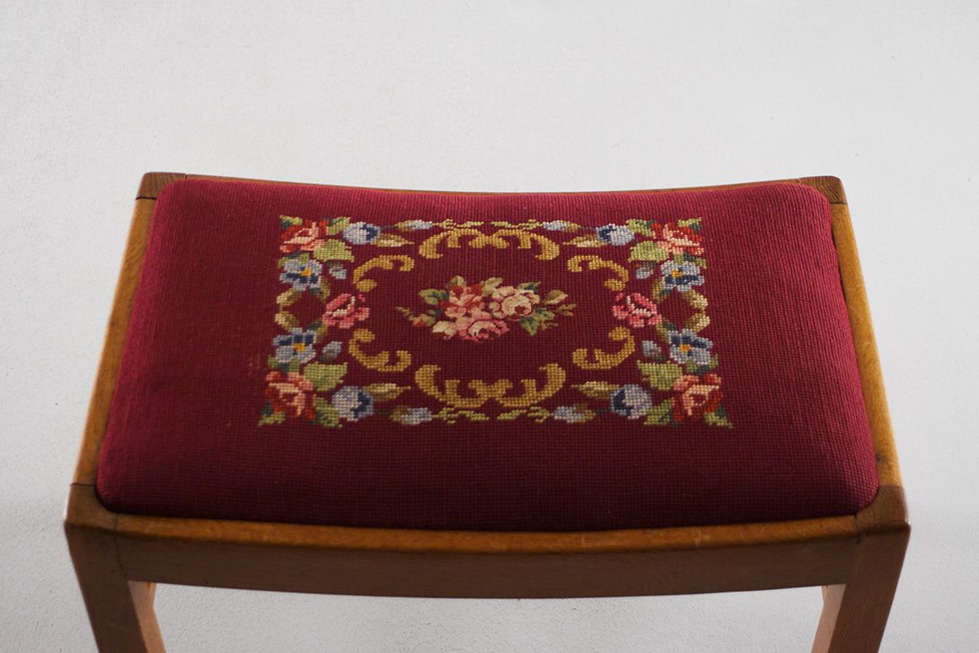 Foto Wooden Stool with Embroidered Seating