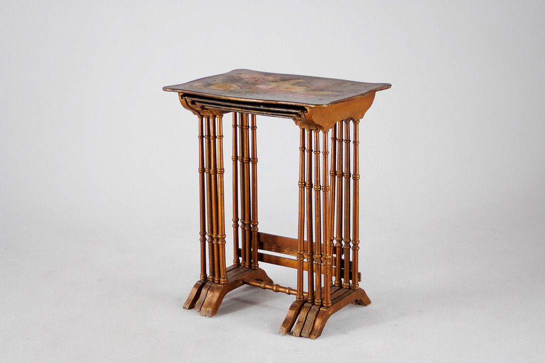 Foto Set of Four Colonial Stacking Tables with Inlays 1876 h71x58x41