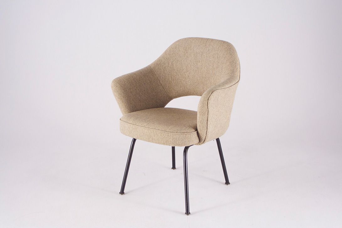 Foto Beige Fabric Saarinen Executive Chair