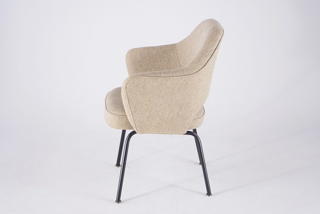 Foto Beige Fabric Saarinen Executive Chair