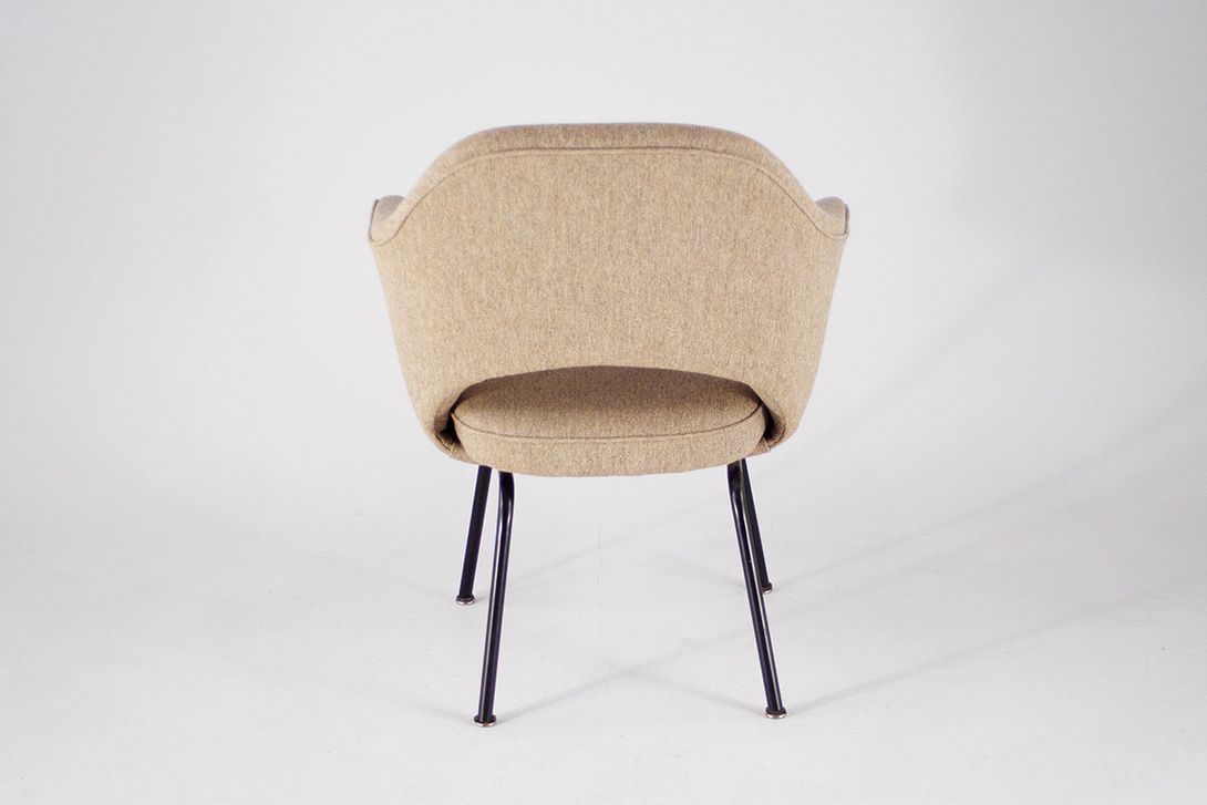 Foto Beige Fabric Saarinen Executive Chair