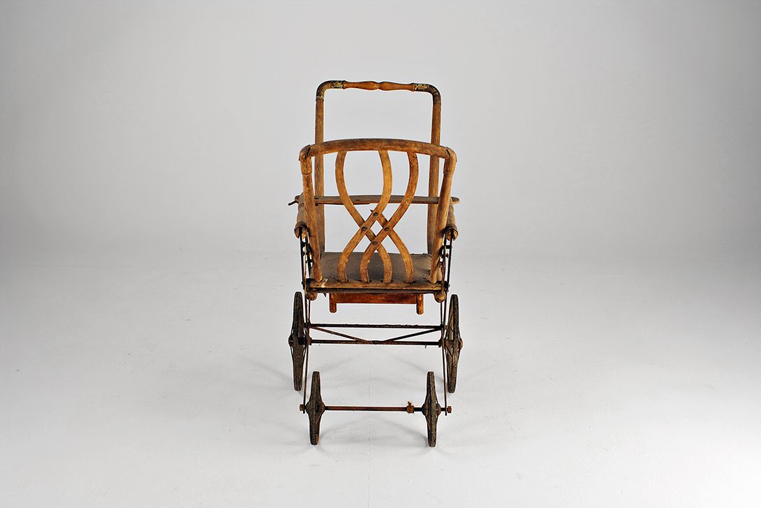 Foto Antique, Delicate Wooden Baby Buggy