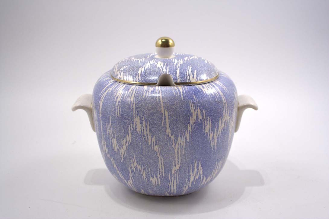 Foto Cornflower Blue Punchbowl, White Sketchy Hatching, Golden Edge and Knob, 1954