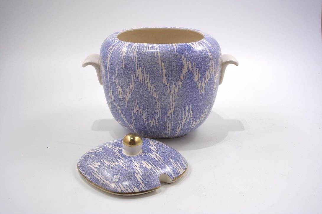 Foto Cornflower Blue Punchbowl, White Sketchy Hatching, Golden Edge and Knob, 1954